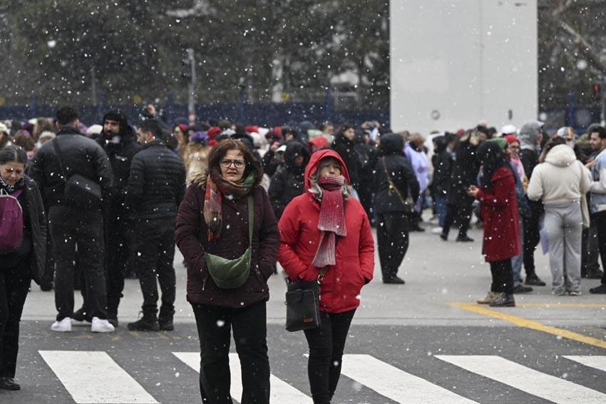Kar yağışı ve kuvvetli fırtına geliyor: Meteoroloji 48 ili uyardı, Prof. Dr. Orhan Şen tarih vererek açıkladı: İstanbul'a kar aniden bastıracak