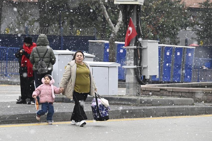 Kar yağışı ve kuvvetli fırtına geliyor: Meteoroloji 48 ili uyardı, Prof. Dr. Orhan Şen tarih vererek açıkladı: İstanbul'a kar aniden bastıracak