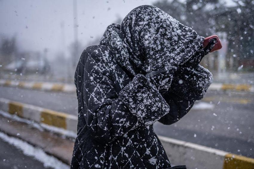 Kar yağışı ve kuvvetli fırtına geliyor: Meteoroloji 48 ili uyardı, Prof. Dr. Orhan Şen tarih vererek açıkladı: İstanbul'a kar aniden bastıracak