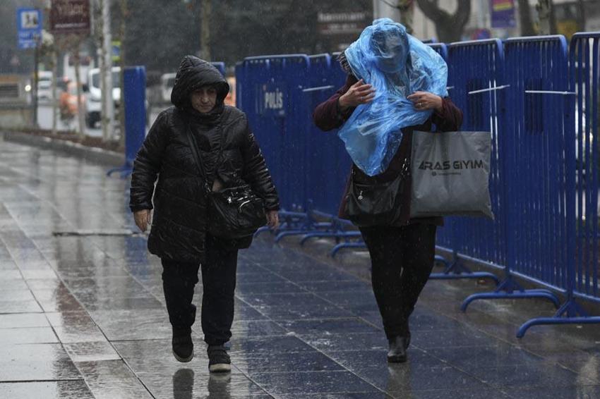 Kar yağışı ve kuvvetli fırtına geliyor: Meteoroloji 48 ili uyardı, Prof. Dr. Orhan Şen tarih vererek açıkladı: İstanbul'a kar aniden bastıracak