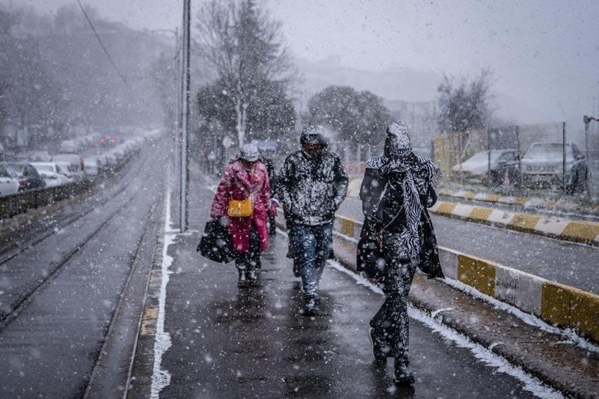 Kar yağışı ve kuvvetli fırtına geliyor: Meteoroloji 48 ili uyardı, Prof. Dr. Orhan Şen tarih vererek açıkladı: İstanbul'a kar aniden bastıracak
