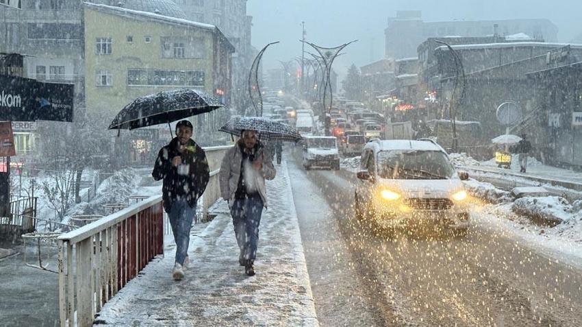 Kar yağışı ve kuvvetli fırtına geliyor: Meteoroloji 48 ili uyardı, Prof. Dr. Orhan Şen tarih vererek açıkladı: İstanbul'a kar aniden bastıracak
