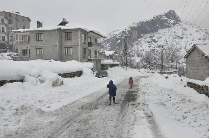 Kar yağışı ve kuvvetli fırtına geliyor: Meteoroloji 48 ili uyardı, Prof. Dr. Orhan Şen tarih vererek açıkladı: İstanbul'a kar aniden bastıracak