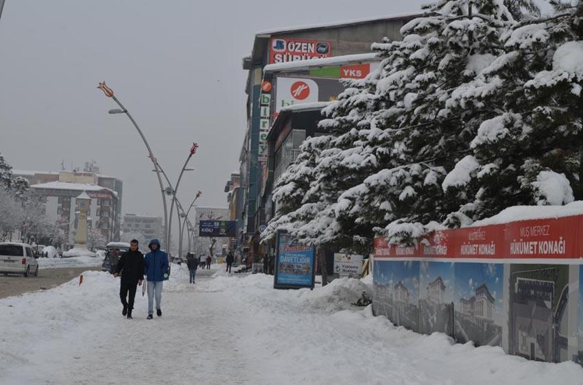 Kar yağışı ve kuvvetli fırtına geliyor: Meteoroloji 48 ili uyardı, Prof. Dr. Orhan Şen tarih vererek açıkladı: İstanbul'a kar aniden bastıracak