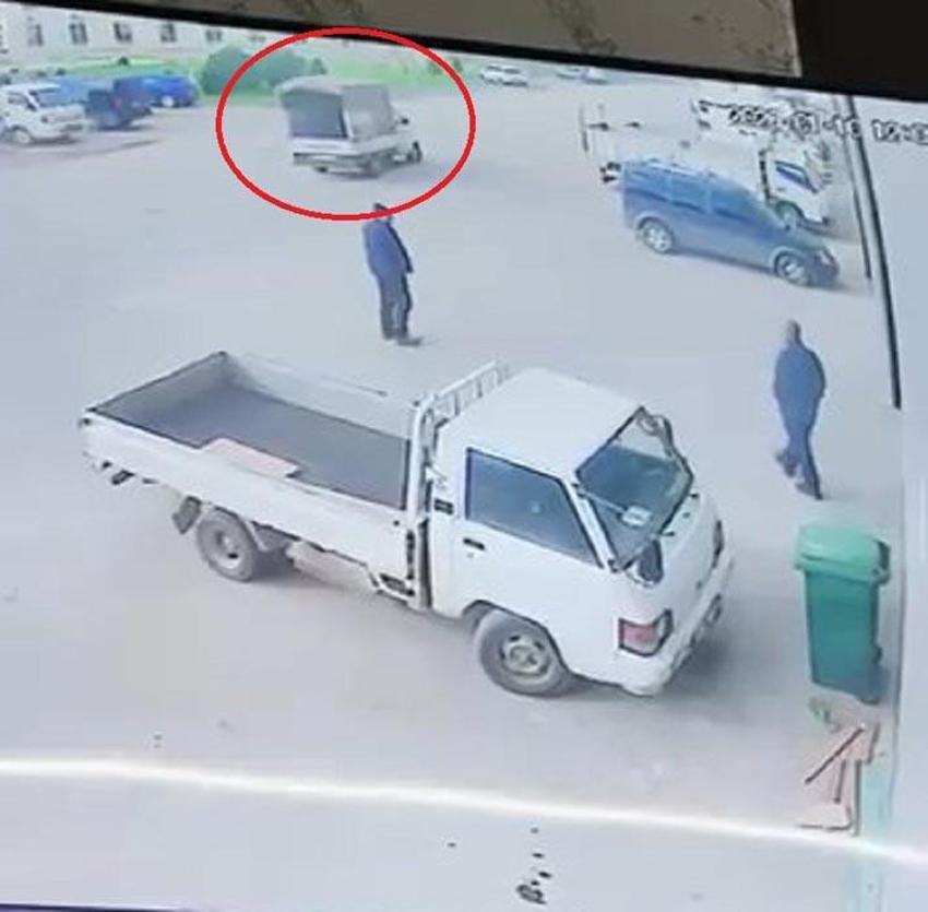 Bursa'da saatteki hızı 105,5 kilometreye ulaşan fırtına hayatı olumsuz etkiledi