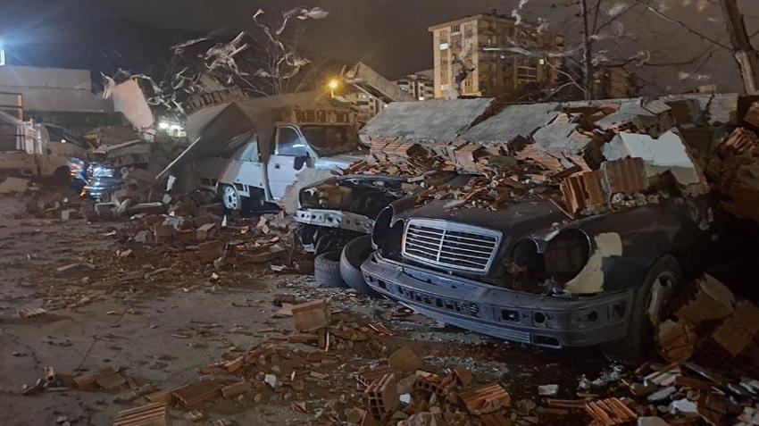 Bursa'da saatteki hızı 105,5 kilometreye ulaşan fırtına hayatı olumsuz etkiledi