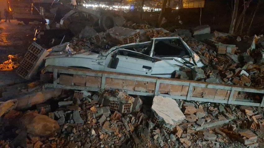 Bursa'da saatteki hızı 105,5 kilometreye ulaşan fırtına hayatı olumsuz etkiledi