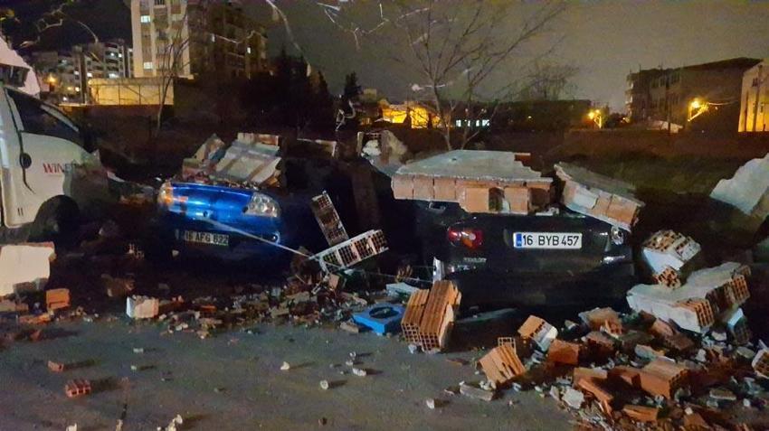Bursa'da saatteki hızı 105,5 kilometreye ulaşan fırtına hayatı olumsuz etkiledi