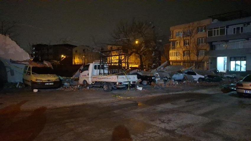 Bursa'da saatteki hızı 105,5 kilometreye ulaşan fırtına hayatı olumsuz etkiledi