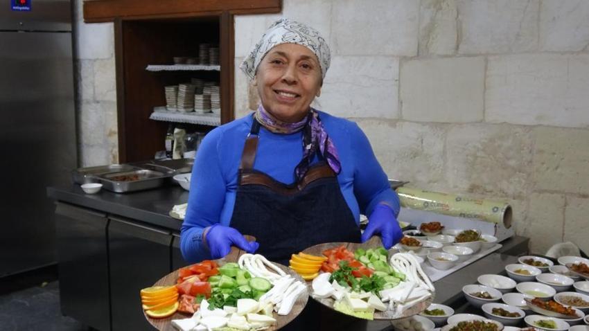 Gaziantep'te köylü kadınların emeği paraya dönüştü! Kocalarından tek tek imza alıp kadınları şehre götürdü