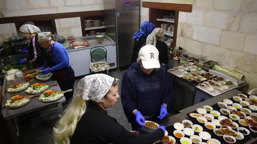 Gaziantep'te köylü kadınların emeği paraya dönüştü! Kocalarından tek tek imza alıp kadınları şehre götürdü