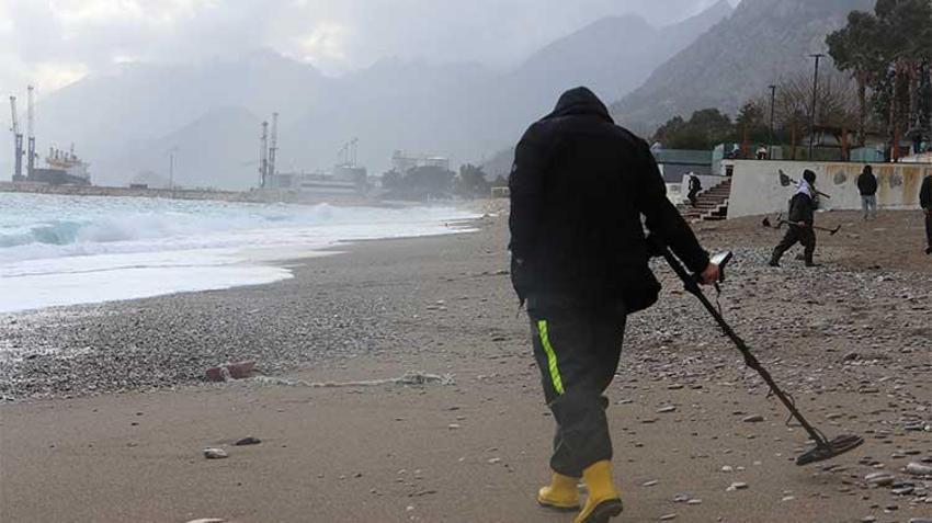 Antalya'da dev dalgaların arasında dedektörle altın aradılar! Define avcılarını fırtına bile durduramadı
