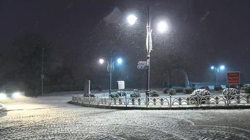 İstanbul'da kar başladı zorlu 24 saate girildi! Uzman isim ne kadar süreceğini açıkladı: 41 ile sarı kodlu uyarı