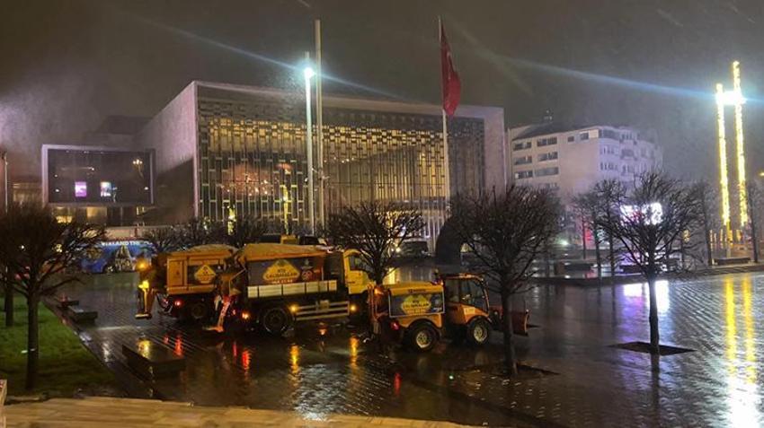 İstanbul'da kar başladı zorlu 24 saate girildi! Uzman isim ne kadar süreceğini açıkladı: 41 ile sarı kodlu uyarı