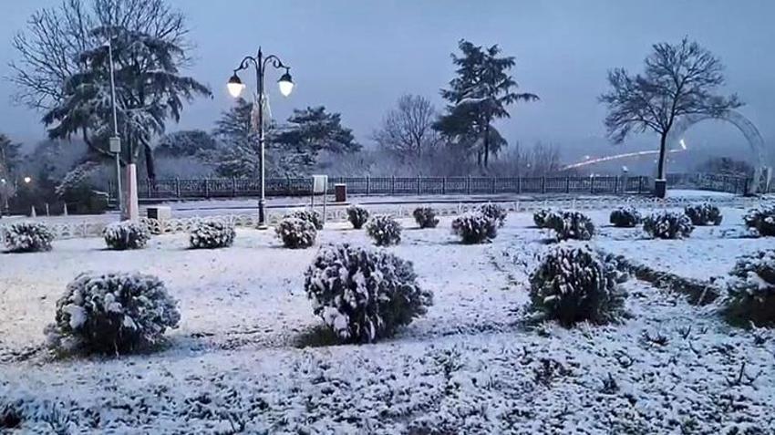 İstanbul'da kar başladı zorlu 24 saate girildi! Uzman isim ne kadar süreceğini açıkladı: 41 ile sarı kodlu uyarı