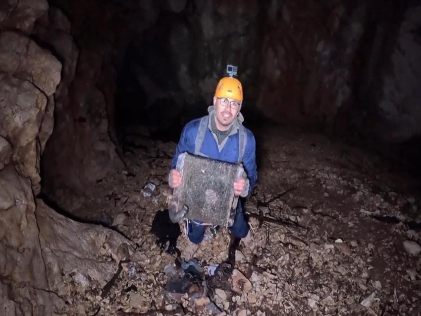 Ünlü fenomen Antalya'da mağarada buldu: Görünce tüyleri ürperdi! Kadın cüzdanı ele verdi