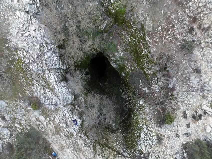 Ünlü fenomen Antalya'da mağarada buldu: Görünce tüyleri ürperdi! Kadın cüzdanı ele verdi