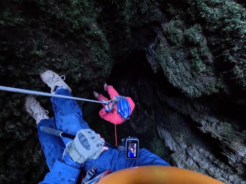 Ünlü fenomen Antalya'da mağarada buldu: Görünce tüyleri ürperdi! Kadın cüzdanı ele verdi