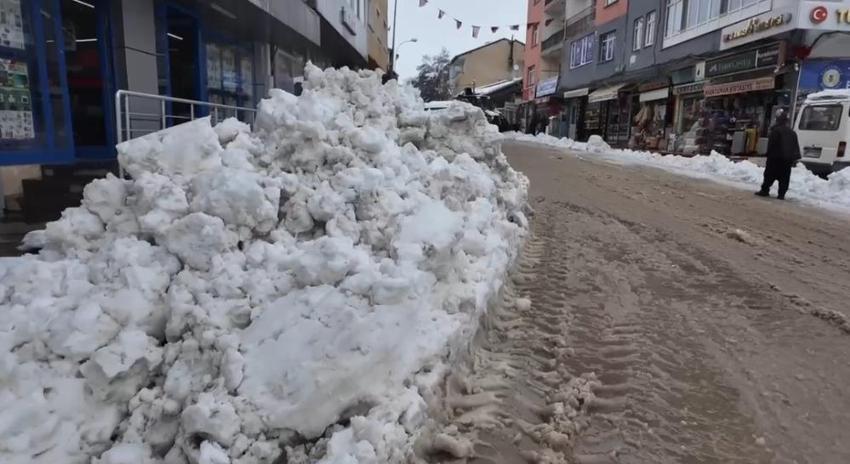 Tufanbeyli’de kar kalınlığı 40 santimetreyi buldu! Araçlar yolda kaldı, ekipler teyakkuzda