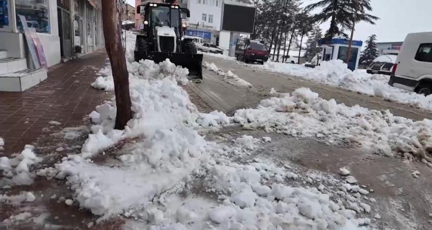Tufanbeyli’de kar kalınlığı 40 santimetreyi buldu! Araçlar yolda kaldı, ekipler teyakkuzda