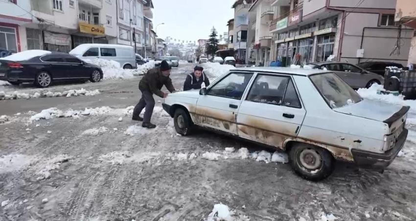 Tufanbeyli’de kar kalınlığı 40 santimetreyi buldu! Araçlar yolda kaldı, ekipler teyakkuzda