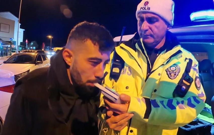 Alkollü sürücü ehliyeti kaptırdı içmeye devam etti: 'Vallahi on numara içtim!' O anlar kamerada