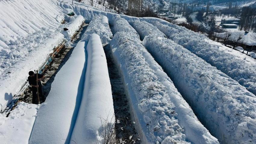Şırnak'ta kar kalınlığı 2 metre oldu: Bir tek onlar mesai yapıyor!