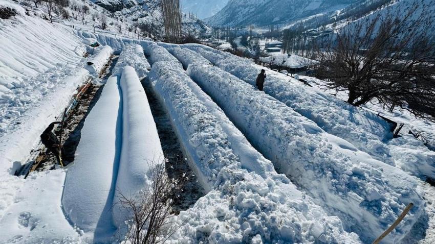 Şırnak'ta kar kalınlığı 2 metre oldu: Bir tek onlar mesai yapıyor!