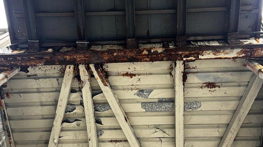 Üst geçitten düşen demir parçaları aracına zarar verdi! İBB'ye başvurdu aldığı cevaptan sonra mahkemenin yolunu tuttu