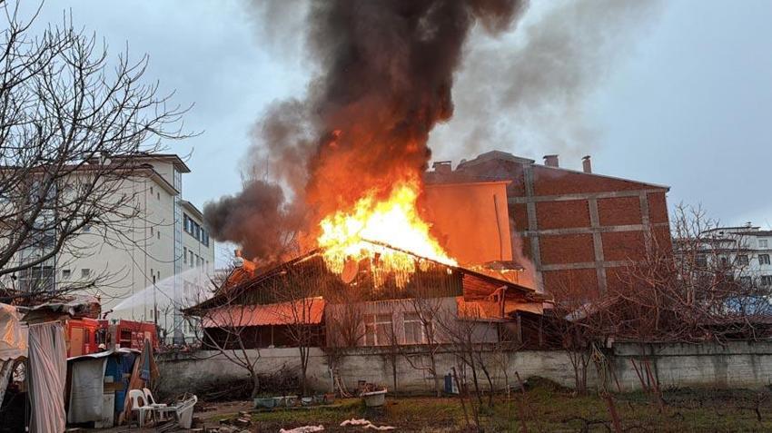 Erbaa'da kediler üşümesin diye yakılan soba faciaya dönüştü: İki ev küle döndü
