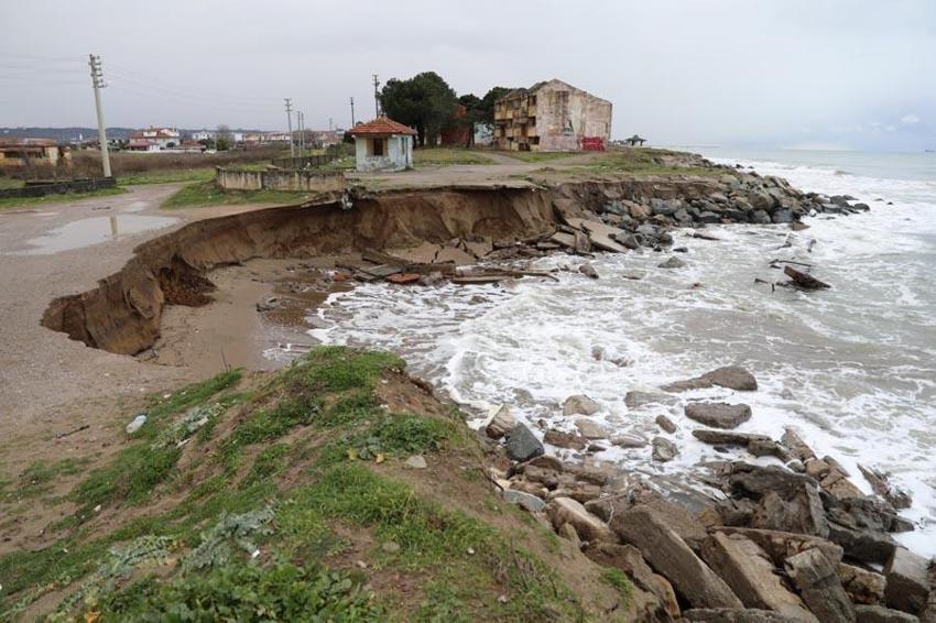 Sakarya Karasu'da korkutan kıyı erozyonu: Deniz 50 metre içeri girdi