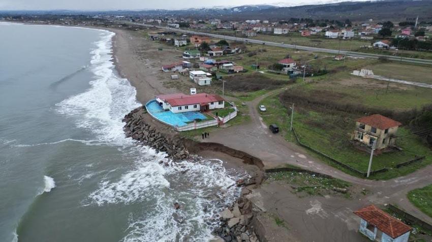Sakarya Karasu'da korkutan kıyı erozyonu: Deniz 50 metre içeri girdi