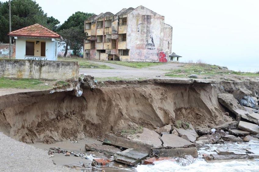 Sakarya Karasu'da korkutan kıyı erozyonu: Deniz 50 metre içeri girdi