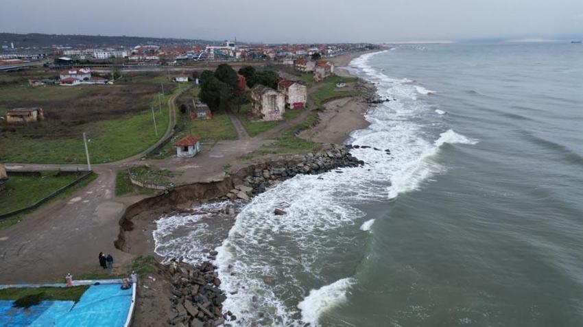 Sakarya Karasu'da korkutan kıyı erozyonu: Deniz 50 metre içeri girdi