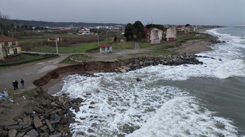 Sakarya Karasu'da korkutan kıyı erozyonu: Deniz 50 metre içeri girdi