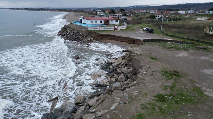Sakarya Karasu'da korkutan kıyı erozyonu: Deniz 50 metre içeri girdi