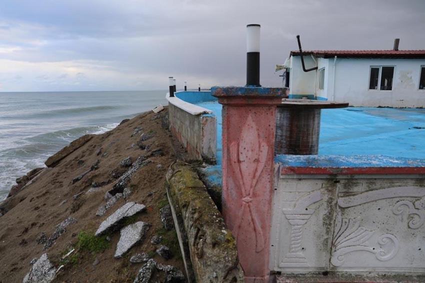 Sakarya Karasu'da korkutan kıyı erozyonu: Deniz 50 metre içeri girdi