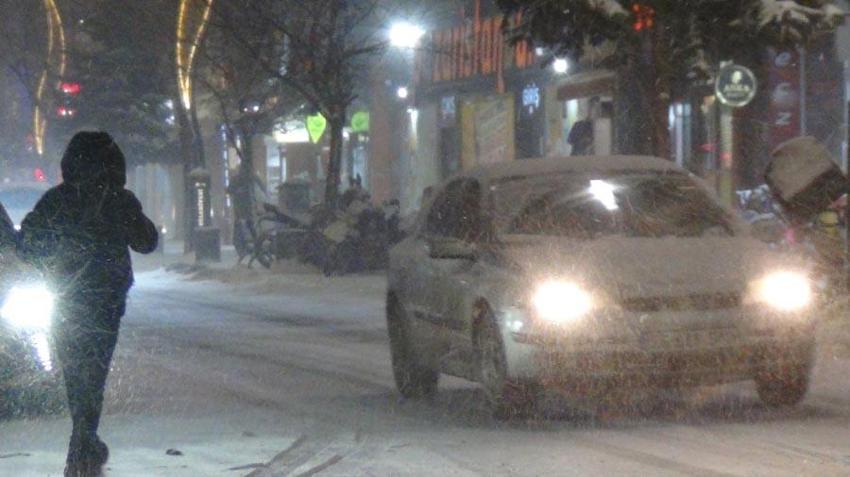 Kars’ta yoğun kar yağışı ve şiddetli tipiden göz gözü görmüyor