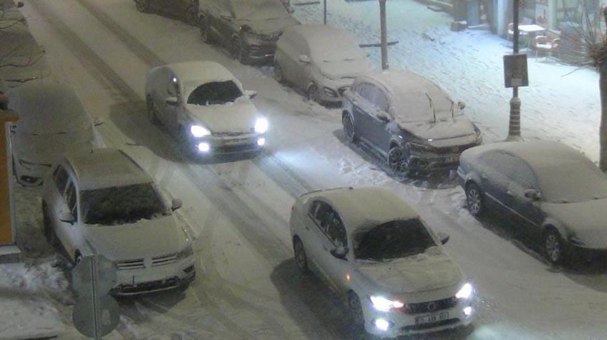 Kars’ta yoğun kar yağışı ve şiddetli tipiden göz gözü görmüyor