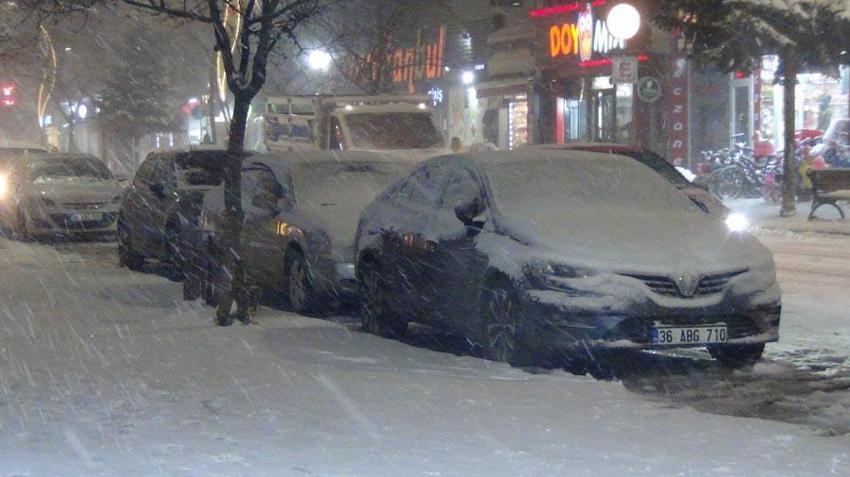 Kars’ta yoğun kar yağışı ve şiddetli tipiden göz gözü görmüyor