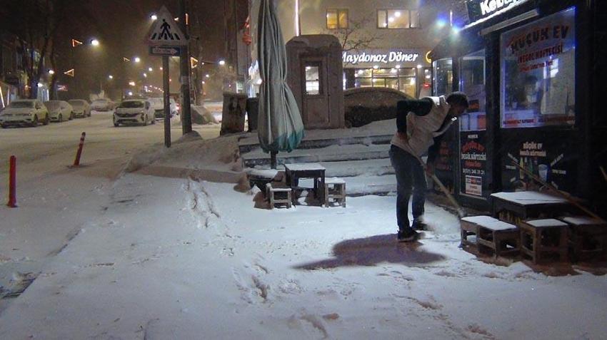 Kars’ta yoğun kar yağışı ve şiddetli tipiden göz gözü görmüyor