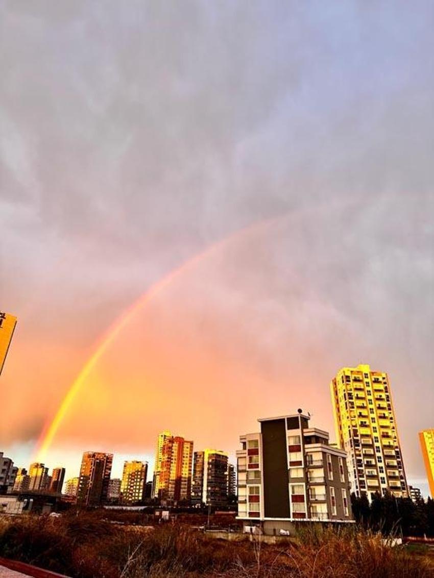 Mersin'de yağmur ve dolu sonrası gökkuşağı renkli görüntülere sahne oldu