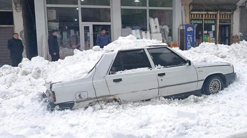 Muş’ta binanın çatısından düşen kar kütlesi otomobili ezdi