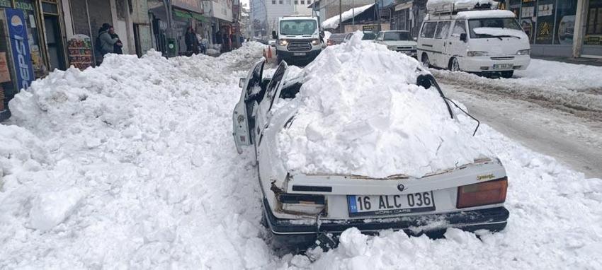 Muş’ta binanın çatısından düşen kar kütlesi otomobili ezdi