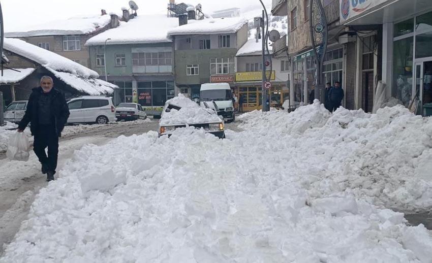 Muş’ta binanın çatısından düşen kar kütlesi otomobili ezdi