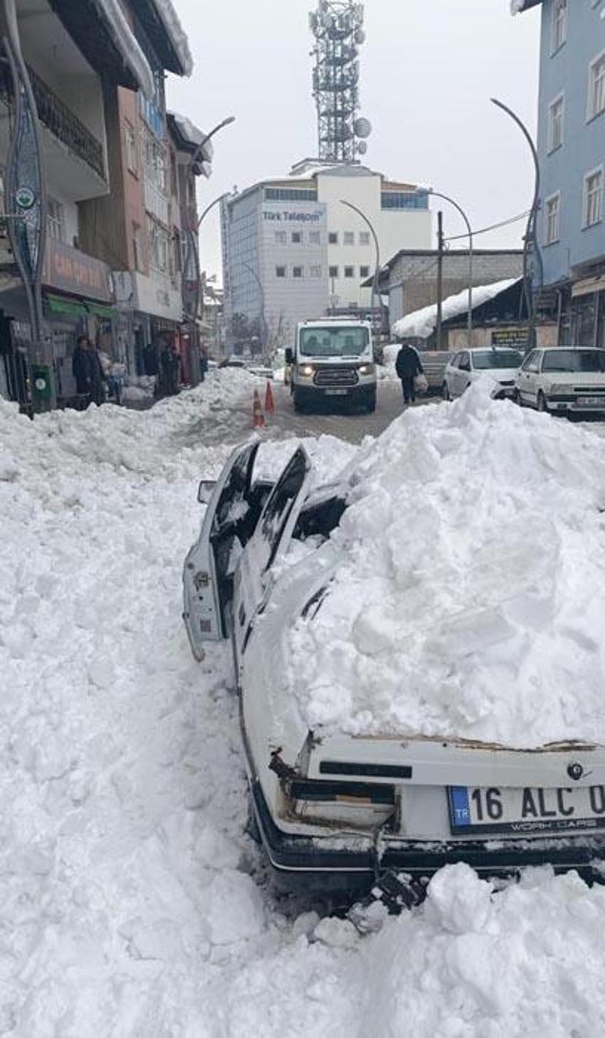 Muş’ta binanın çatısından düşen kar kütlesi otomobili ezdi
