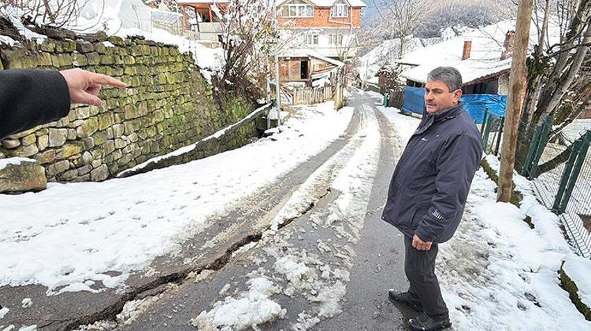 Bartın'da kar eridi heyelan meydana geldi! Onlarca evde yıkılma tehlikesi oluştu