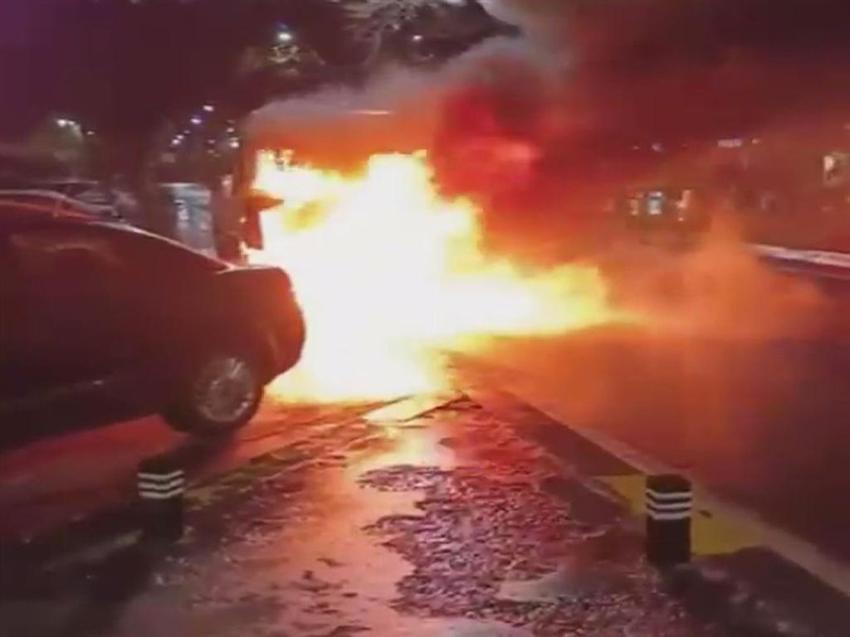 Beylikdüzü'nde facia son anda önlendi! Öğrenci servisinde yangın çıktı!