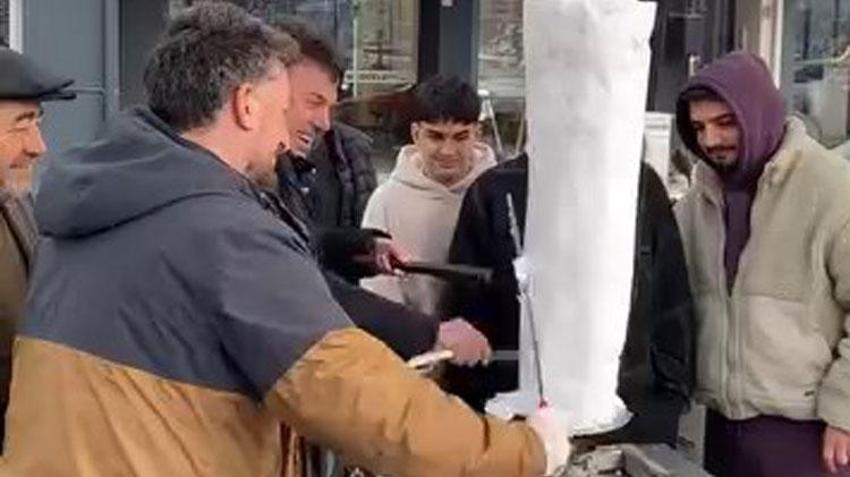 İnegöl'de döner ustasından vatandaşlara 'kardan döner' ikramı