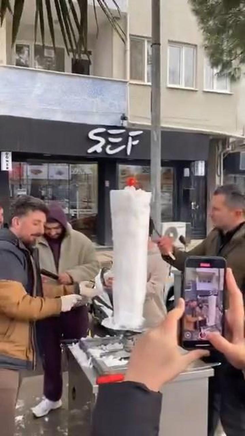 İnegöl'de döner ustasından vatandaşlara 'kardan döner' ikramı